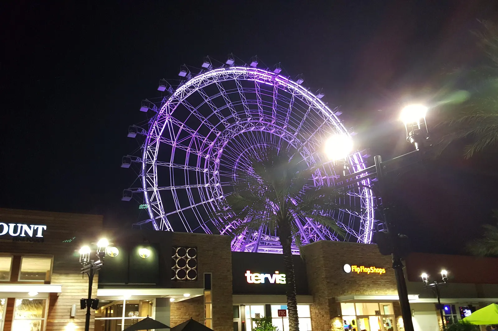 Das Orlando Eye am International Drive, Orlando, bei Nacht