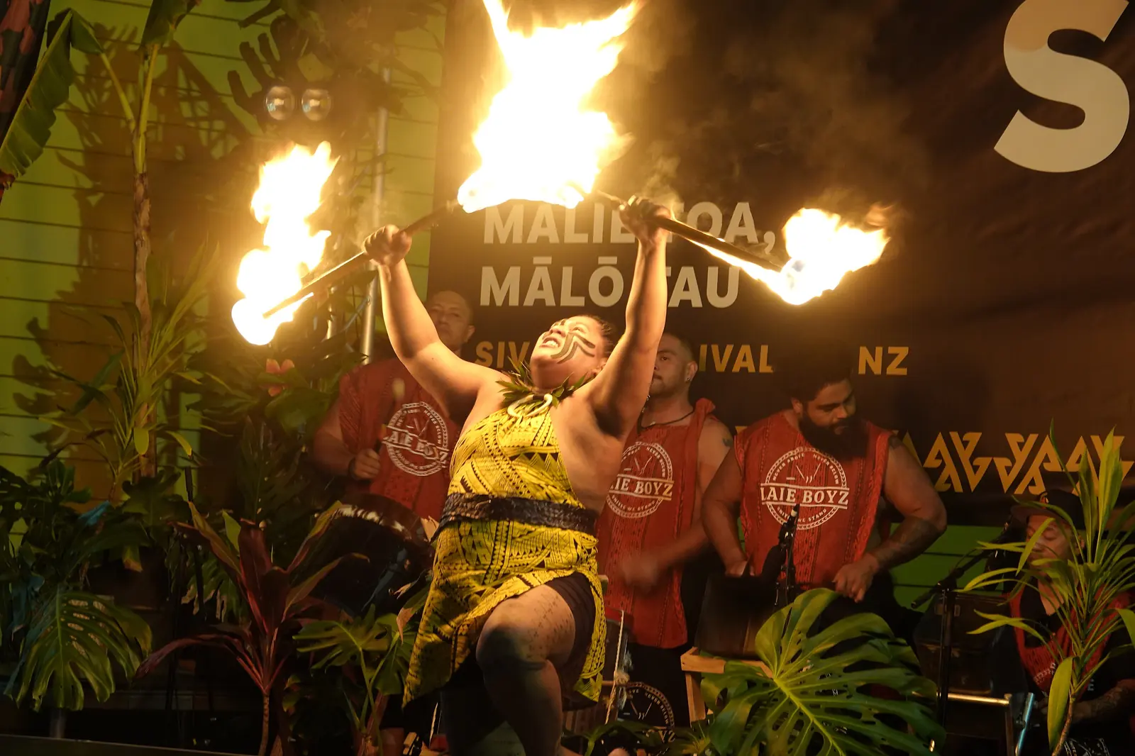 Ein Feuermesser-Tänzer beim Siva Afi Festival in Māngere, Auckland