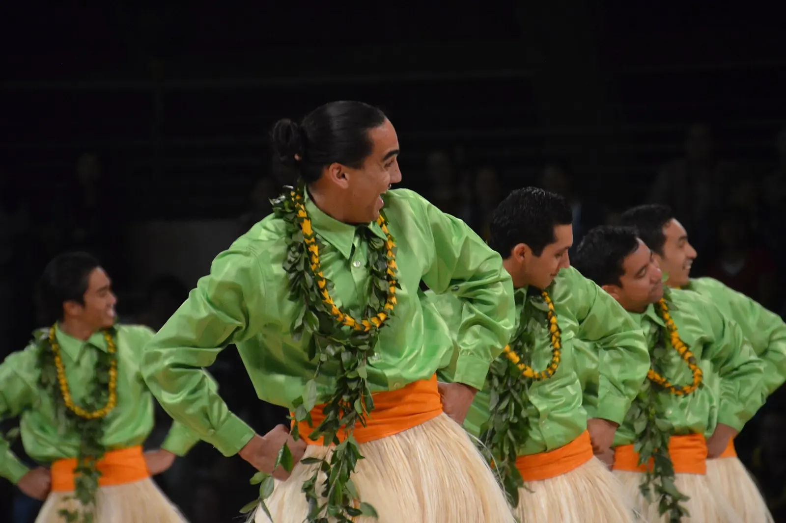 Hula-ʻauana-Tänzerinnen auf der Bühne beim Merrie Monarch Festival auf Hawaiʻi