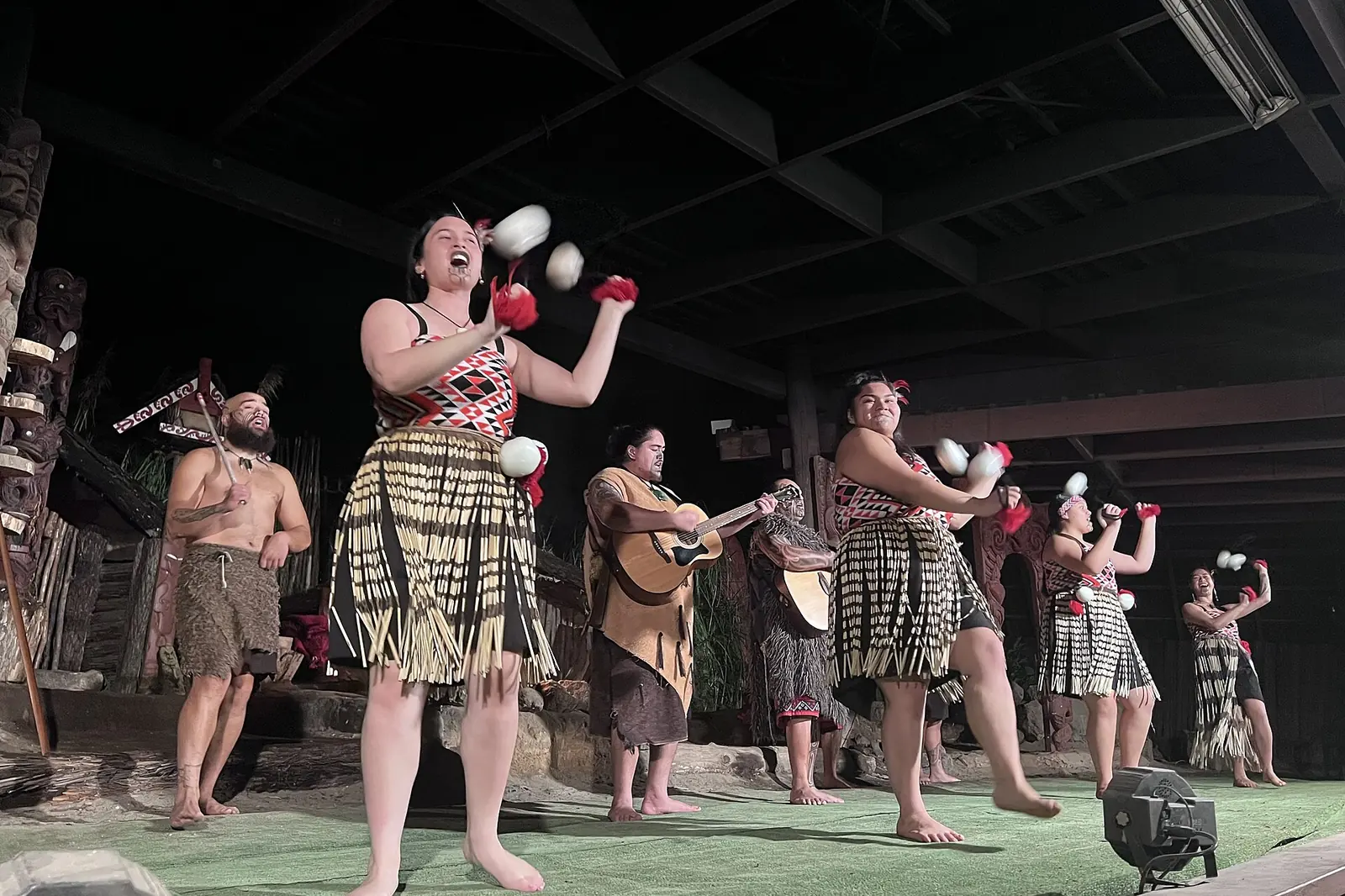 Māori-Darsteller mit Poi bei einer Kulturshow in Rotorua, Neuseeland