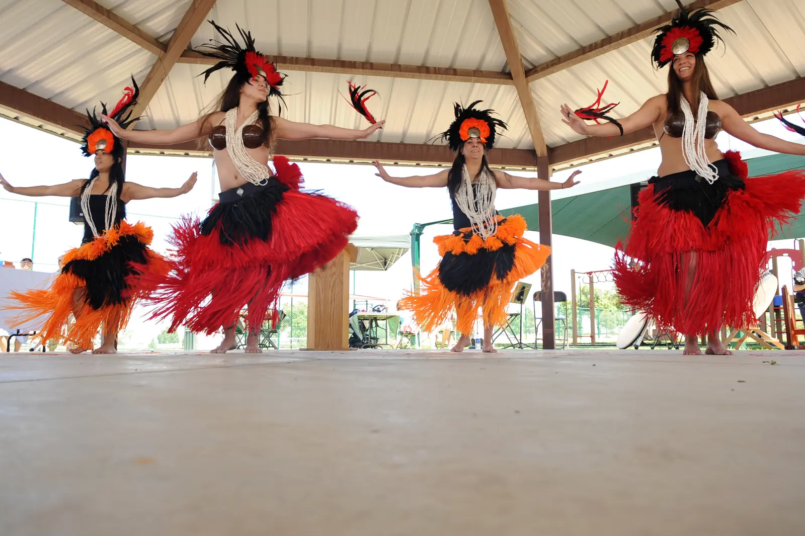 Eine polynesische Tanzgruppe, Manea Porinesia, bei einem Auftritt auf einer Bühne in Colorado