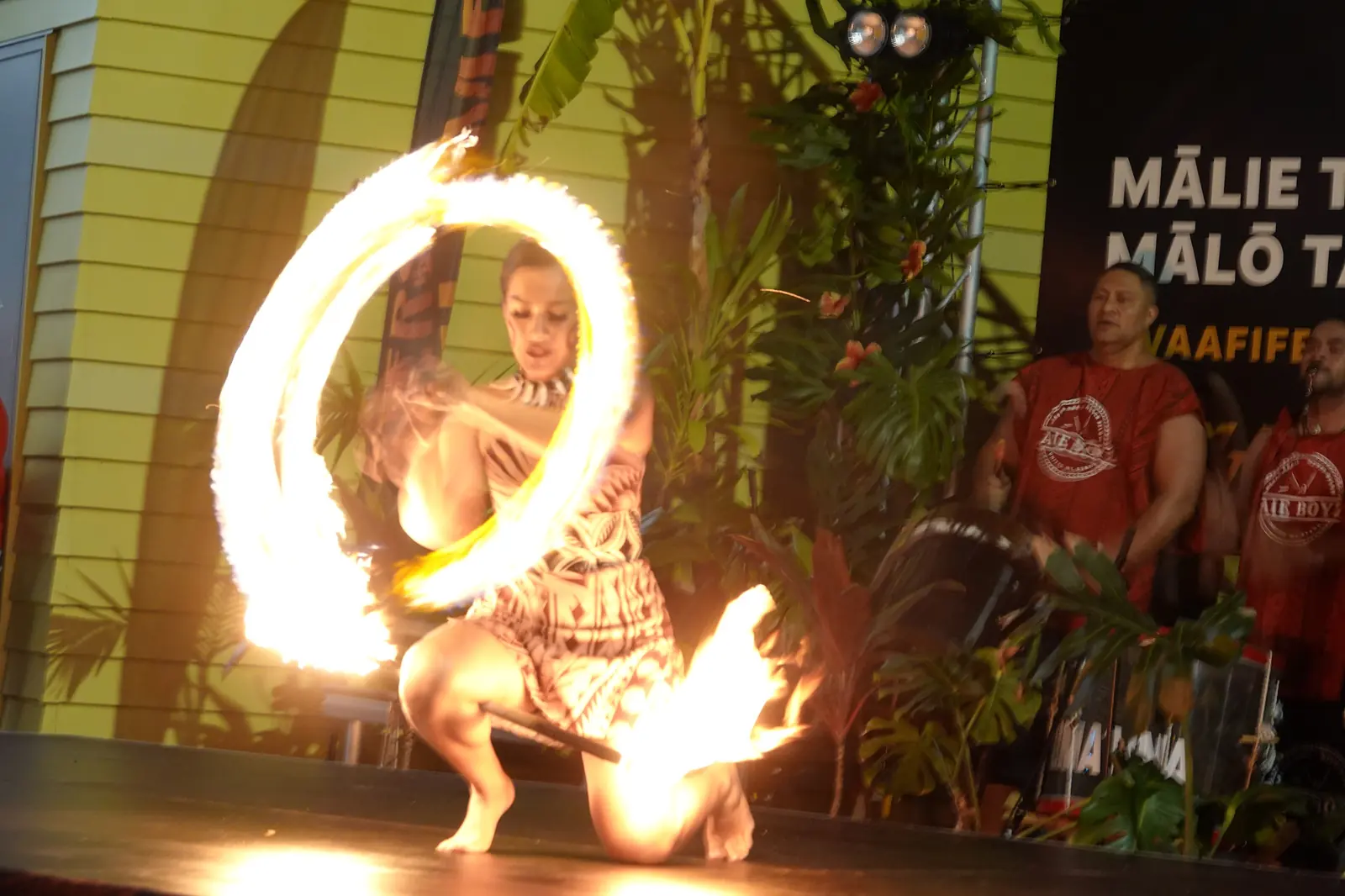 Wirbelndes Feuer beim Siva Afi Festival in Māngere, Auckland