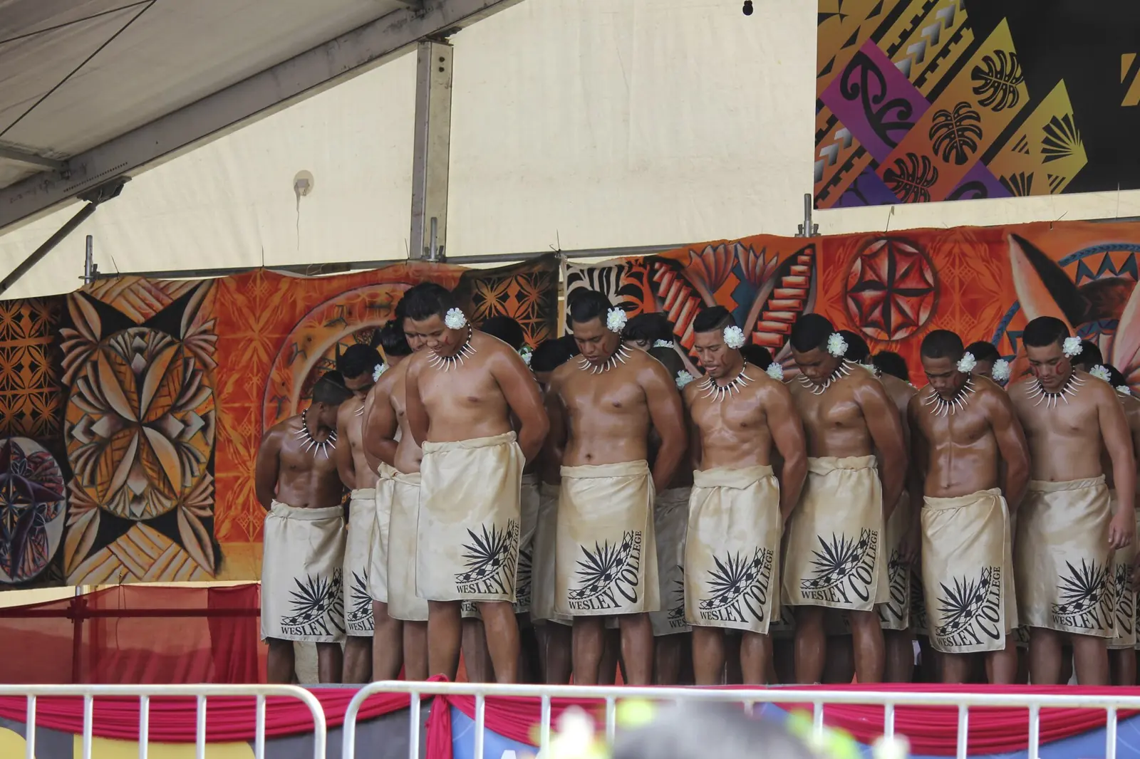 Schülerinnen und Schüler bei einem samoanischen Siva beim ASB Polyfest in Auckland